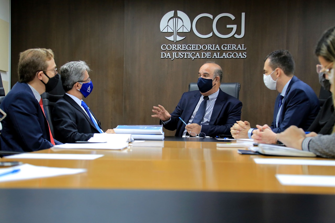 Tourinho dialoga com equipe de transição e apresenta atividades da CGJ/AL
